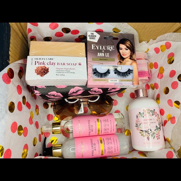 Mystery boxes that contain many Beautiful products - Picture 2 of 5